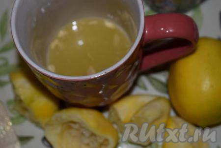 Отожмем сок из лимонов. Для того чтобы сок легко выжимался, предварительно можно покатать лимоны по столу, сильно надавливая на них ладонью.