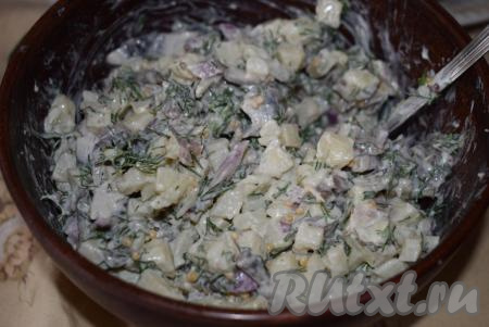Смешать салат с майонезом и горчицей. Попробовать на вкус, если необходимо, то подсолить.