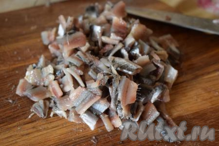 Нарезать филе хамсы кубиками.
