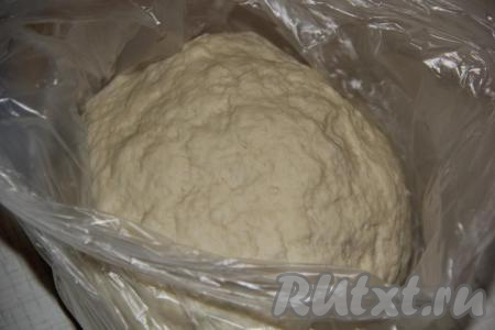 Затем добавить яйцо и постепенно (небольшими порциями) влить холодную воду, замешивая упругое и нежное тесто, не липнущее к рукам. Убрать тесто в пакет и оставить на 1 час при комнатной температуре.