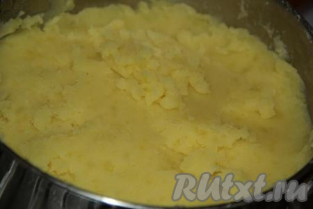 Для приготовления начинки картофель очистить и сварить в подсоленной воде до готовности (в течение 20-25 минут). Размять картофель в пюре (пюре не должно быть жидким). 