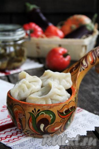 Подать сытные и очень вкусные вареники с картошкой и грибами в горячем виде, желательно со сметаной. Приготовьте это прекрасное блюдо и оно точно вам понравится!