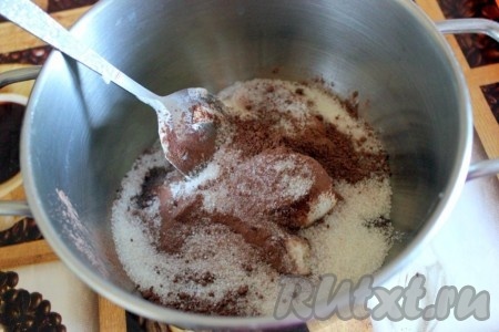 Например, шоколадной глазурью, которая готовится очень просто. В кастрюльке соедините сметану, какао и сахар.