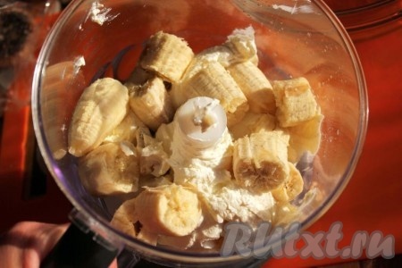 Для приготовления крема соедините сметану и кусочки бананов. Сахар - по желанию и по вкусу. 