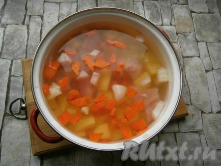 Залить все очищенной холодной водой.