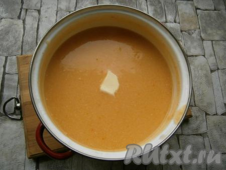 Добавить в кастрюлю кусочек сливочного масла, снова довести суп до кипения, постоянно помешивая.