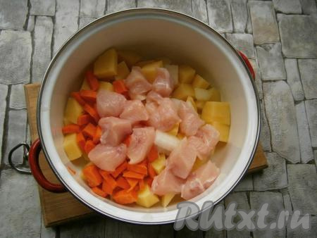 Добавить нарезанное кусочками куриное филе.