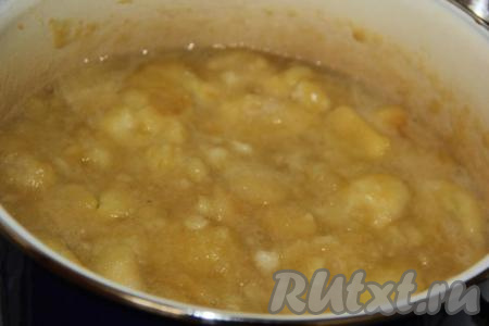 Поставить кастрюлю на огонь и накрыть крышкой. Варить яблоки на медленном огне до полного размягчения. У меня яблоки быстро размягчились (примерно, за 10 минут).