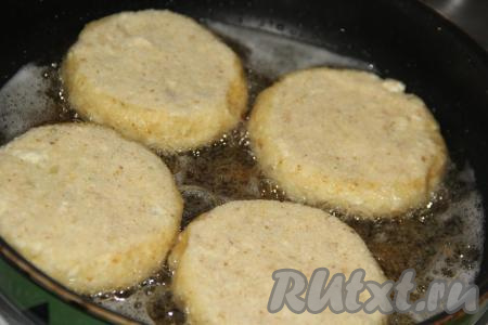 В сковороду влить растительное масло и выложить котлеты.