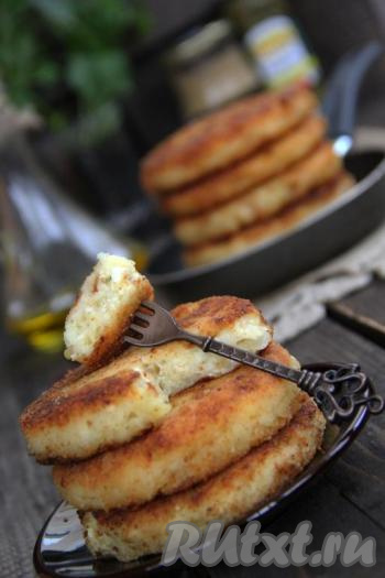 Подать нежные и вкусные котлеты из картофеля и творога в горячем виде. 