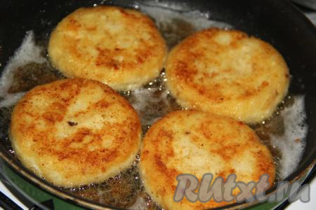 Жарить картофельные котлеты с творогом с двух сторон до золотистого цвета.