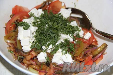 Зелень вымыть и мелко нарезать. Брынзу нарезать на кубики или крупно поломать и вместе с зеленью добавить в салат из жареных баклажанов, помидоров и перца.