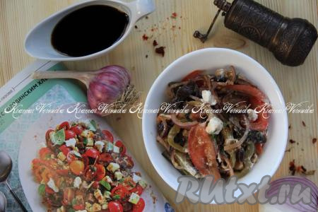 Салат из жареных баклажанов с помидорами и перцем