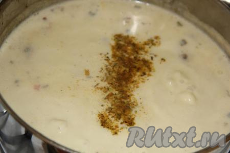 Затем посолить суп по вкусу, добавить специи. Снять суп с огня и дать настояться под крышкой минут 10.