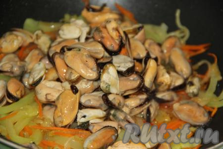 В сковороду к овощам добавить мидии (или другие морепродукты). Я использовала замороженные морепродукты и предварительно разморозила их при комнатной температуре.