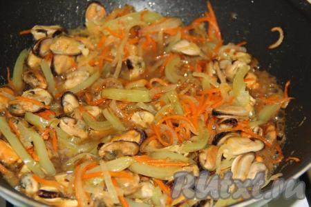 Влить к овощам и морепродуктам соевый соус, перемешать и тушить овощи с мидиями в течение 5-7 минут.