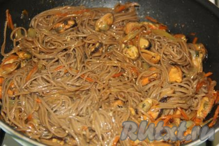 Перемешать лапшу с овощами, мидиями и специями, прогреть в течение 3 минут на небольшом огне и подать к столу.