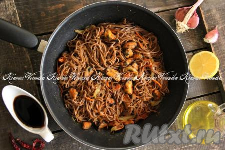 Гречневая лапша с морепродуктами и овощами