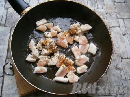 Мясо чуть посолить и посыпать специями.