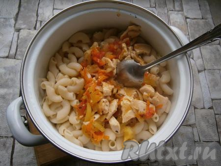 Содержимое сковороды выложить в кастрюлю с макаронами, перемешать.