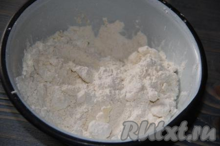 Перетереть получившуюся массу в крошку.