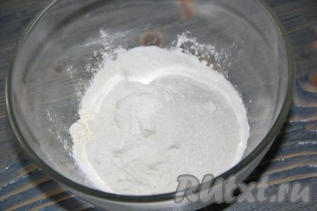Для приготовления теста соединить муку и разрыхлитель.