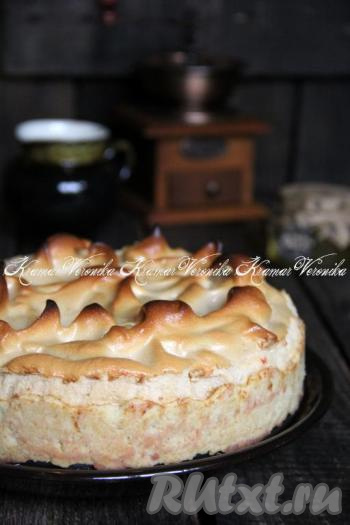 Песочный пирог с ягодами и меренгой