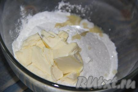 Затем добавить сахар и холодное сливочное масло, нарезанное ножом на кусочки или натертое на крупной терке.