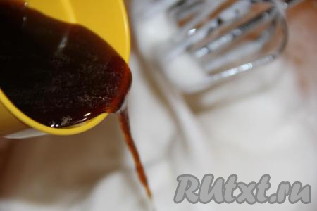 Для приготовления меренги охлаждённые белки взбить с помощью миксера до стойких пиков. Затем, продолжая взбивать, влить тонкой струйкой мёд. Если мёд густой, прогрейте его на водяной бане до жидкого состояния.