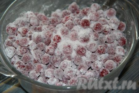 Перемешать ягоды с сахаром и крахмалом.