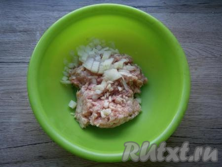 К куриному фаршу добавить очищенный и мелко нарезанный репчатый лук.