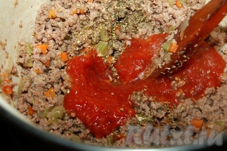 Добавить томатное пюре, орегано, базилик. Тушить 5 минут, не забывать помешивать!