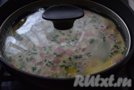 Накрываем сковороду крышкой и томим наш омлет с колбасой на медленном огне, примерно, 8-10 минут.