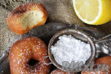 Пончики получаются аппетитными, воздушными и очень вкусными, я перед подачей посыпала их сахарной пудрой. Этот рецепт пончиков на сухих дрожжах простой и очень удачный, попробуйте!