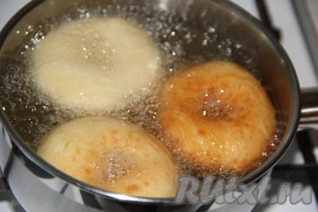 Жарить пончики до золотистого цвета с двух сторон.
