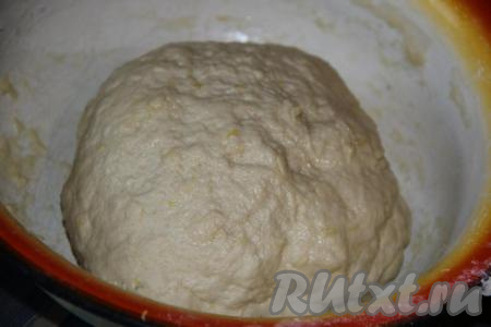 В результате замешивания должно получиться слегка липнущее тесто. Возможно, понадобится чуть больше муки. Однако слишком много муки не добавляйте, тесто должна остаться слегка липнущим, иначе пончики получатся плотными, а не воздушными.