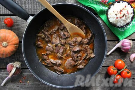 Куриная печень, тушеная с луком по этому рецепту, получается нежной, аппетитной и очень вкусной. Дополнить её можно любым гарниром.