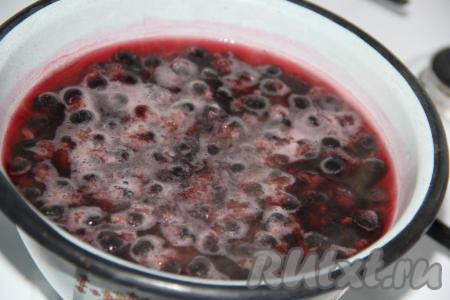Довести воду до кипения. Пусть наш ягодный компот покипит пару минут на среднем огне.