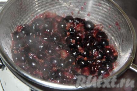 Откинуть ягоды на дуршлаг. Жидкость слить в кастрюлю, туда же перетереть ягоды через сито, жмых и семечки выкинуть.