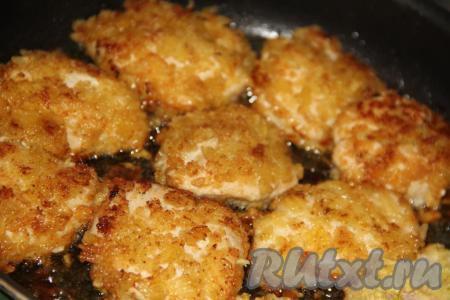 Жарить куриное мясо на среднем огне с двух сторон до золотистой корочки. Время приготовления зависит от толщины кусочков мяса.