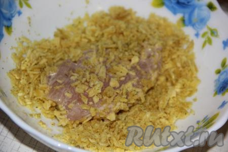 Достать филе из маринада и обвалять в чипсовой крошке.