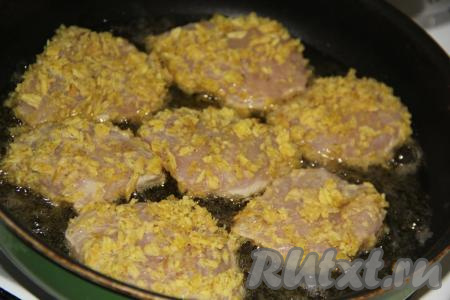 В сковороду влить растительное масло, разогреть. Выложить на разогретую сковороду кусочки филе в панировке из чипсов.