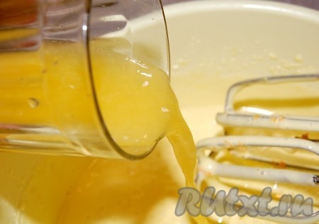 К яично-сахарной массе, взбитой с оливковым маслом, добавить апельсиновую цедру и апельсиновый сок.
