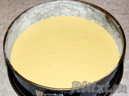 Аккуратно перелить в форму для выпечки получившееся тесто и отправить в духовку, заранее нагретую до 180 градусов. Печь апельсиново-миндальный пирог, примерно, 40 минут.

