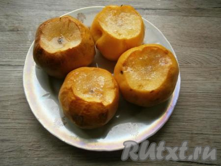 Духовку разогреть до 190-200 градусов. Запекать айву с сахаром около 30-40 минут - она должна стать достаточно мягкой и свободно прокалываться ножом.