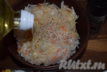 Салат с квашеной капустой поперчим и заправим растительным маслом, перемешаем и дадим пропитаться 5-10 минут.