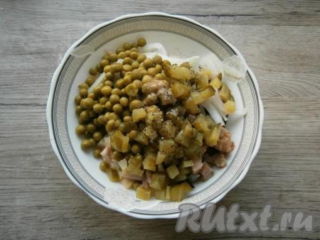 Влить в салат со свеклой и селедкой растительное масло, добавить горчицу, посолить его и поперчить по вкусу.