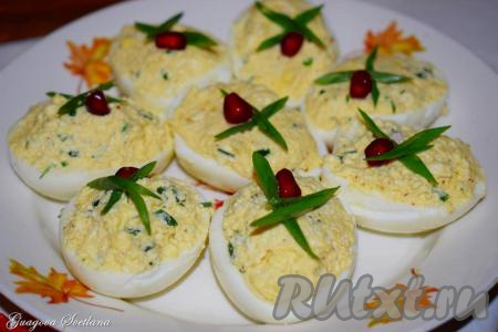 Яйца, фаршированные сыром и чесноком