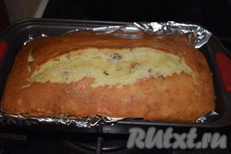 Проверяем готовность кекса лучинкой - если в готовый кекс воткнуть деревянную лучинку, то она выйдет из него сухой, без следов теста. Готовый кекс достаем из духовки и вынимаем из формы.