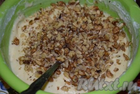 Добавляем в тесто измельченные грецкие орехи. Орехи можно предварительно подсушить на сковороде, но мы предпочитаем вкус сырого ореха в выпечке, поэтому здесь опирайтесь на ваши предпочтения. Помол орехов также выбирайте по своему усмотрению. Мы любим в выпечке орехи среднего размера - они приятно чувствуются в кексе и делают его вкус более интересным.